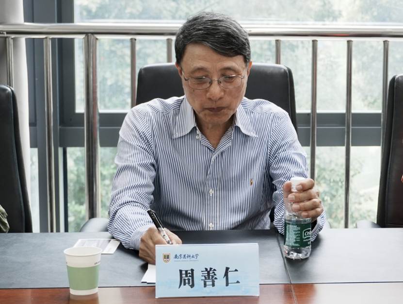 男人拿着杯子 中度可信度描述已自动生成