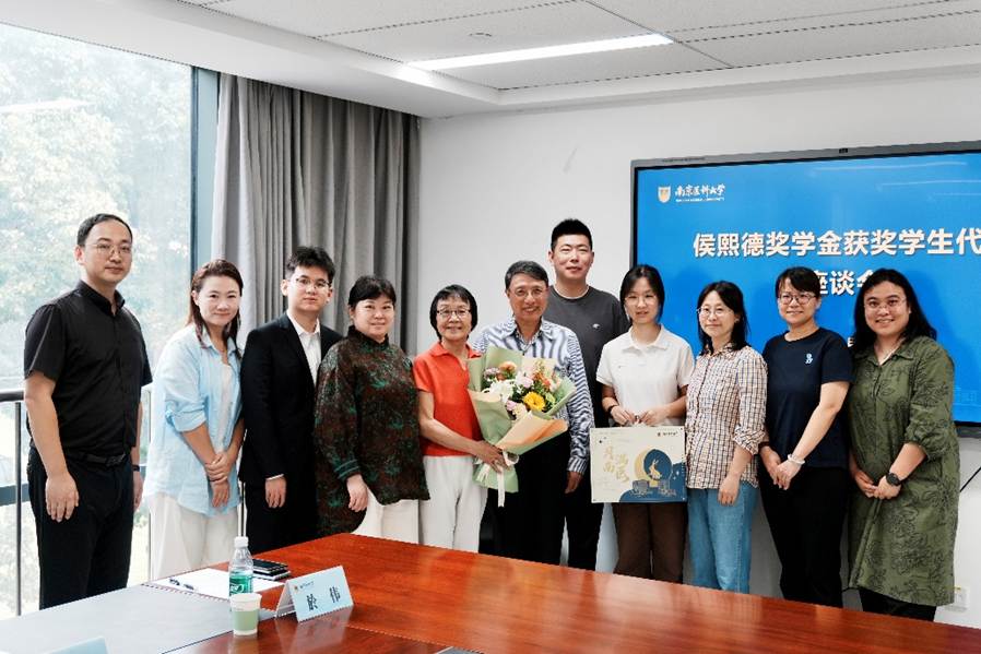 一群人站在桌子前合影 中度可信度描述已自动生成