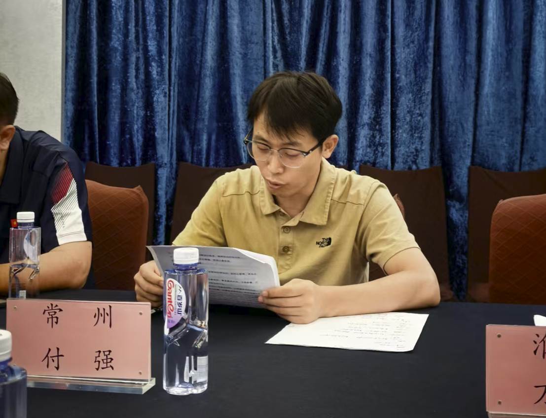 几个人在桌子边 中度可信度描述已自动生成