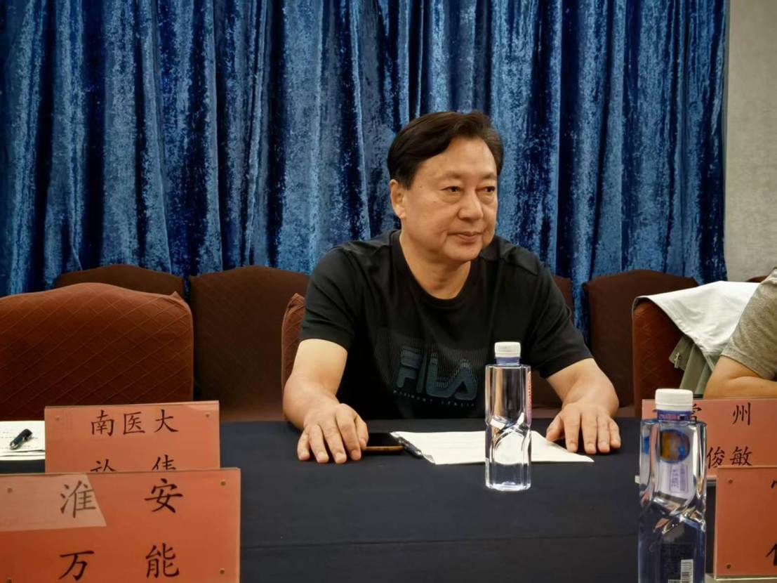 人坐在桌子前 中度可信度描述已自动生成