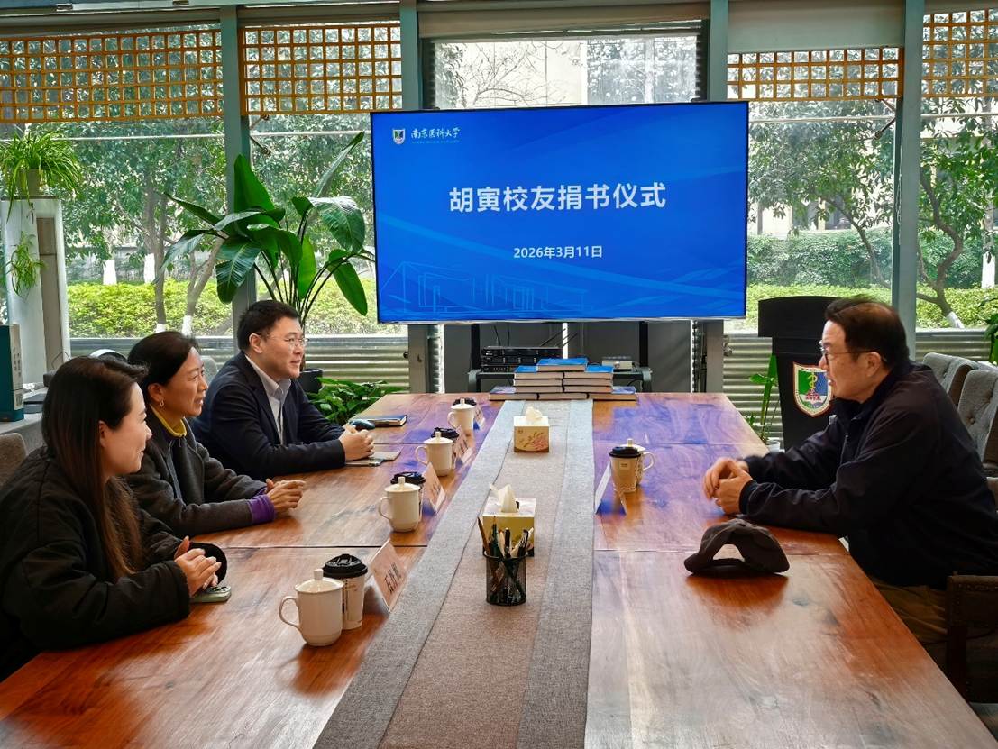 一群人在餐厅吃饭  中度可信度描述已自动生成