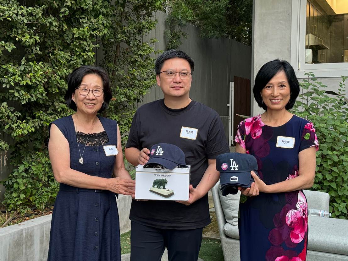 男人和女人站在一起  低可信度描述已自动生成