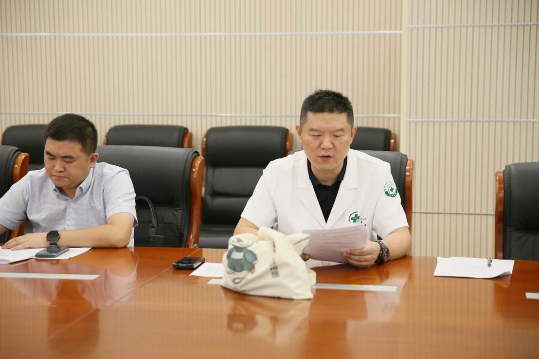 图片包含 桌子, 室内, 笔记本, 人们 描述已自动生成