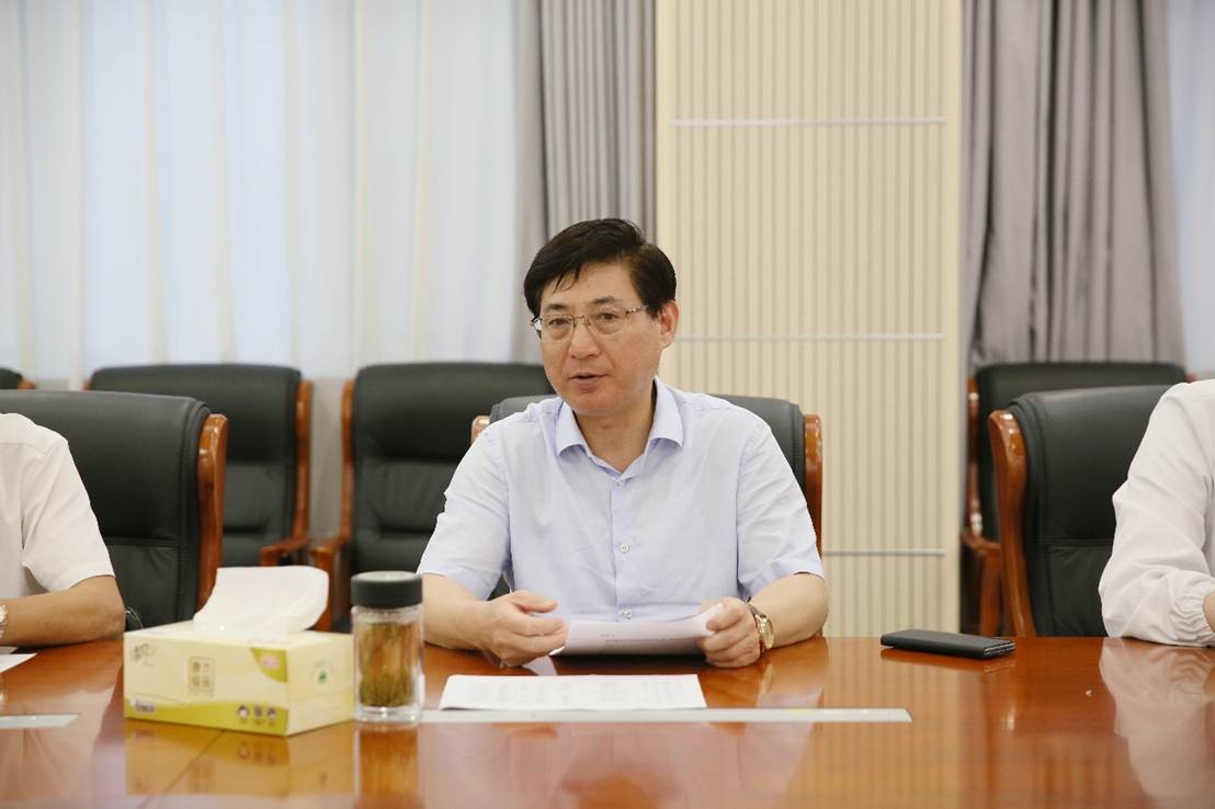 男人和女人在桌子边 低可信度描述已自动生成