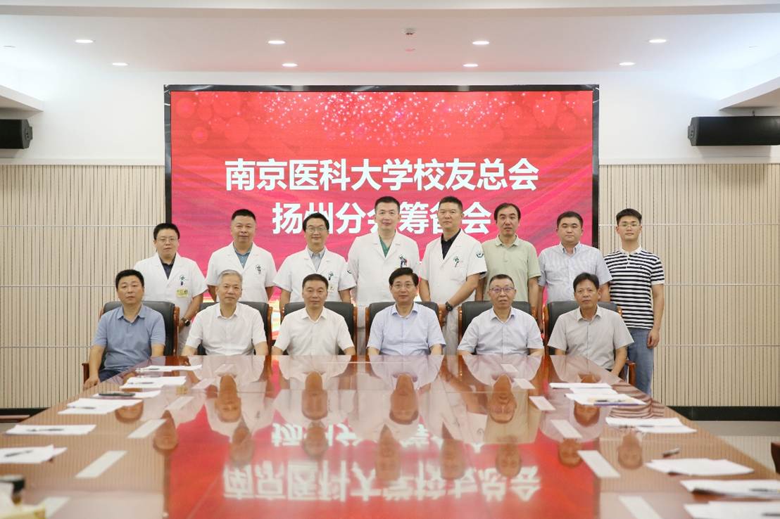 一群人在餐厅里 中度可信度描述已自动生成